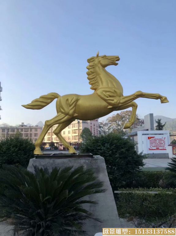 铜马雕塑，前蹄抬起铜马，金属铜马，奔跑铜马