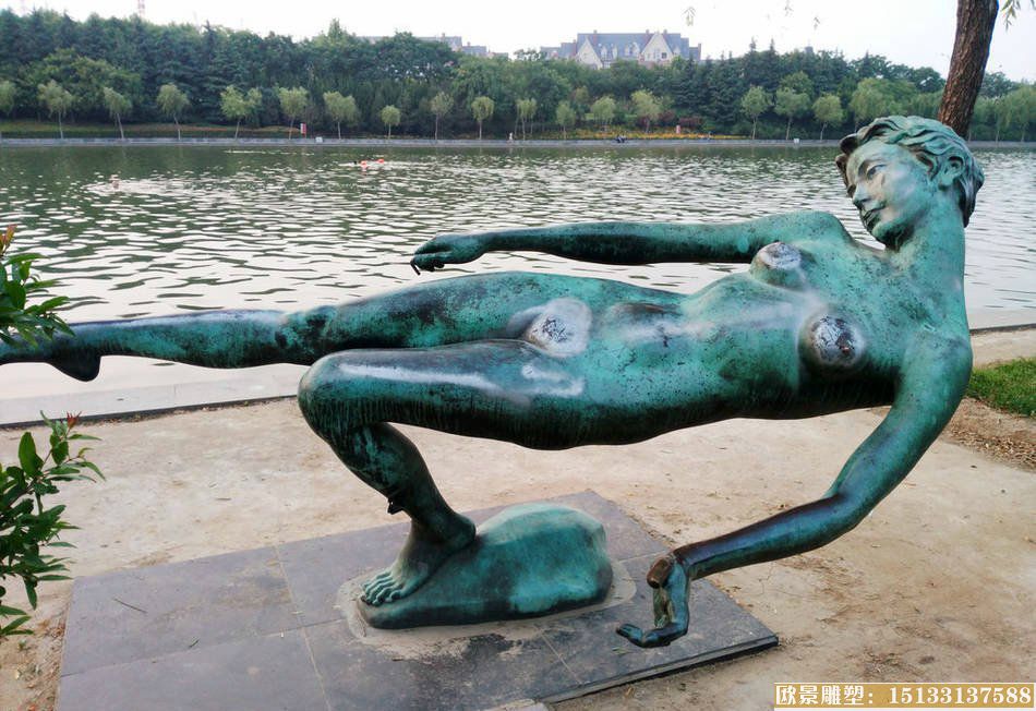 女性雕塑 长年被袭胸铜雕塑