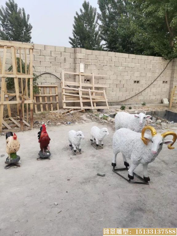 玻璃钢动物羊雕塑厂家 草坪摆件